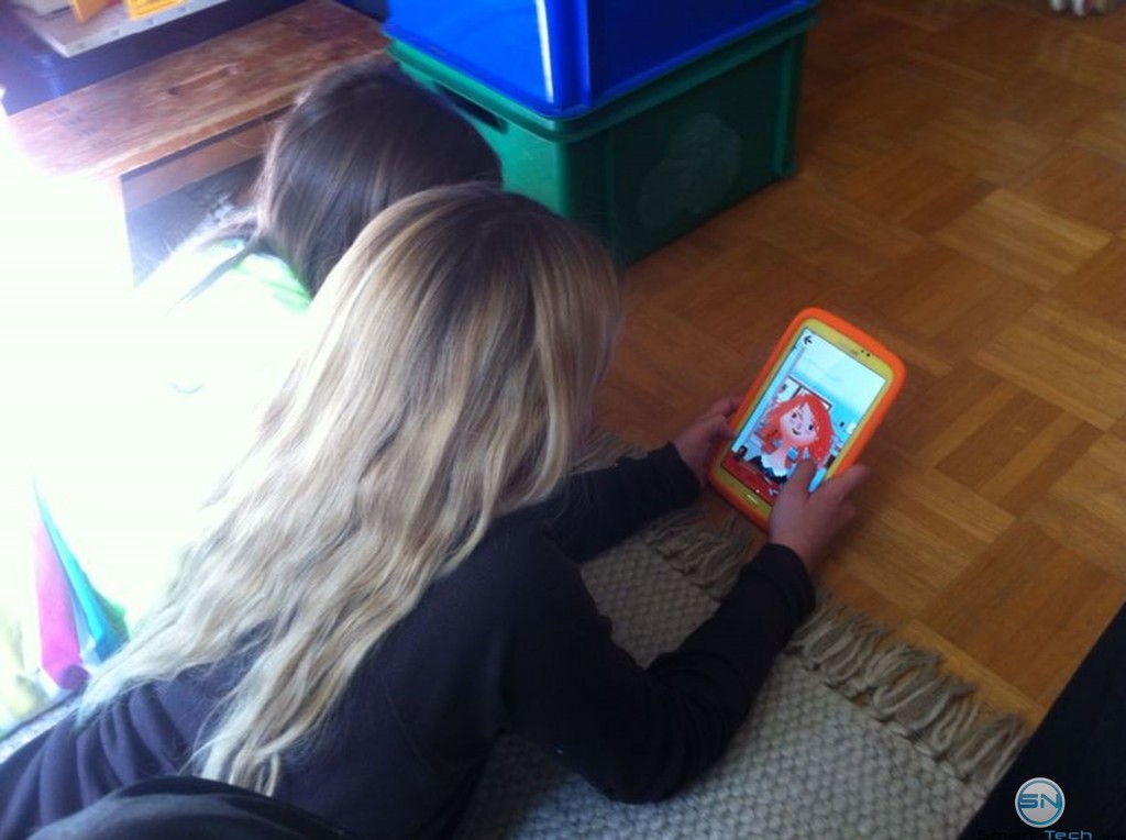 Unsere Nachwuchstester beim Spielen mit dem Samsung Galaxy Tab 3 Kids