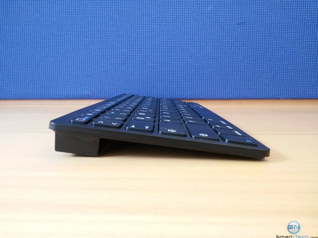 Die Anker Bluetooth Tastatur in der Seitenansicht 